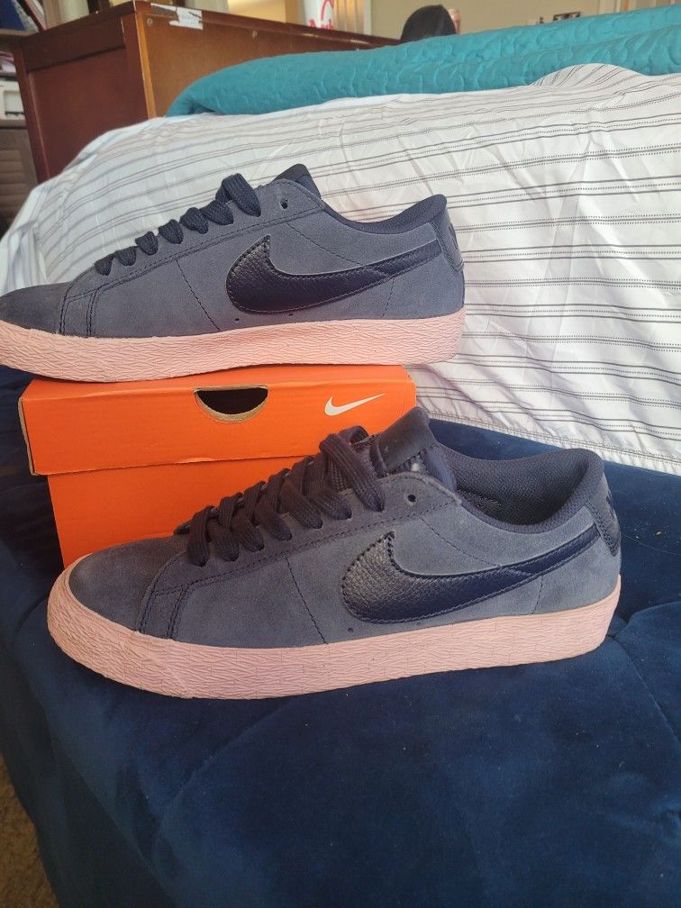 Nike SB Blazer Low- Obsidian Bubble Gum WOMENS- SIZE 10 MEN SIZE 8.5