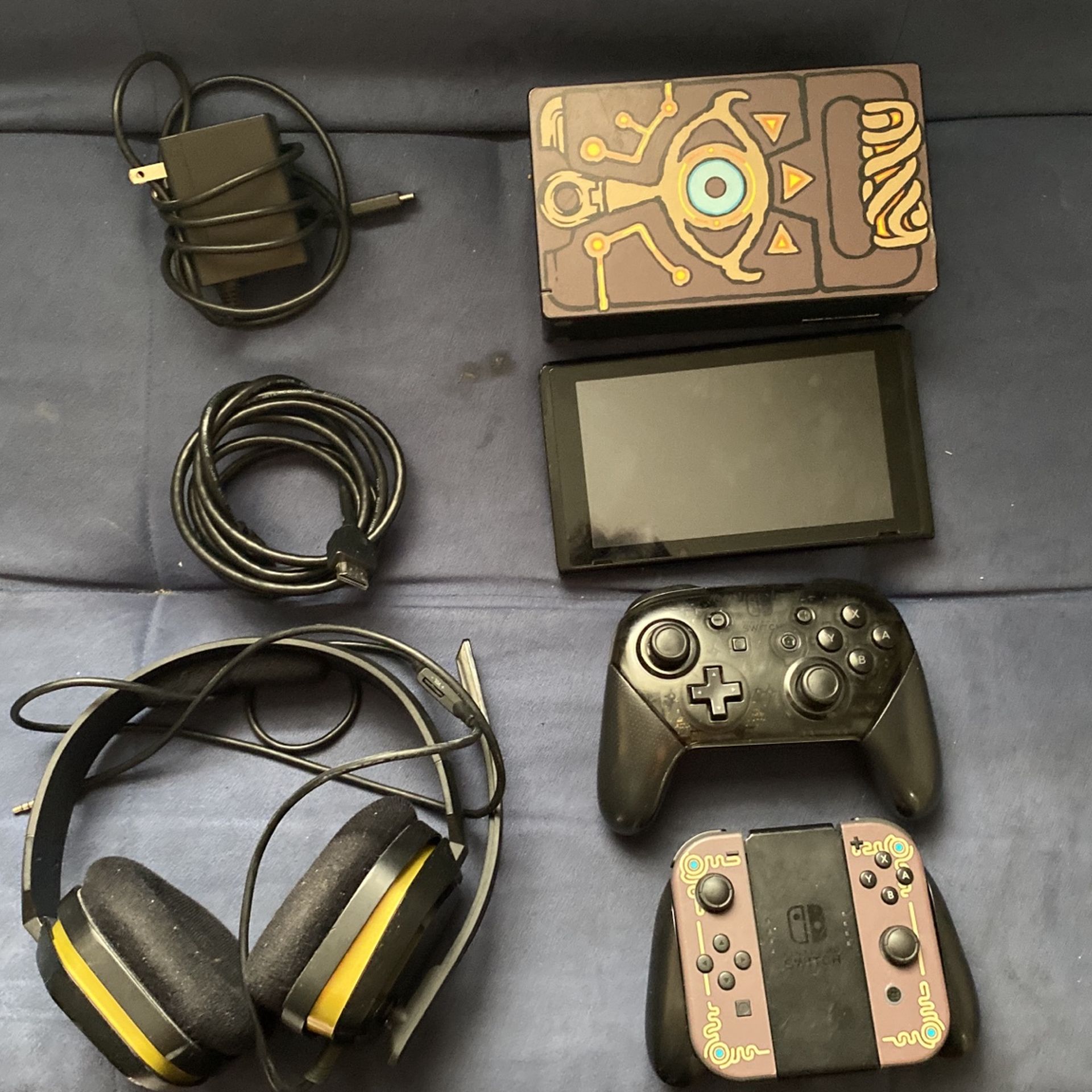 Nintendo Switch Legend Of Zelda Stickers And Zelda Licensed Headphones (Can Only Run Digital Games As SD Reader Is Broken) 