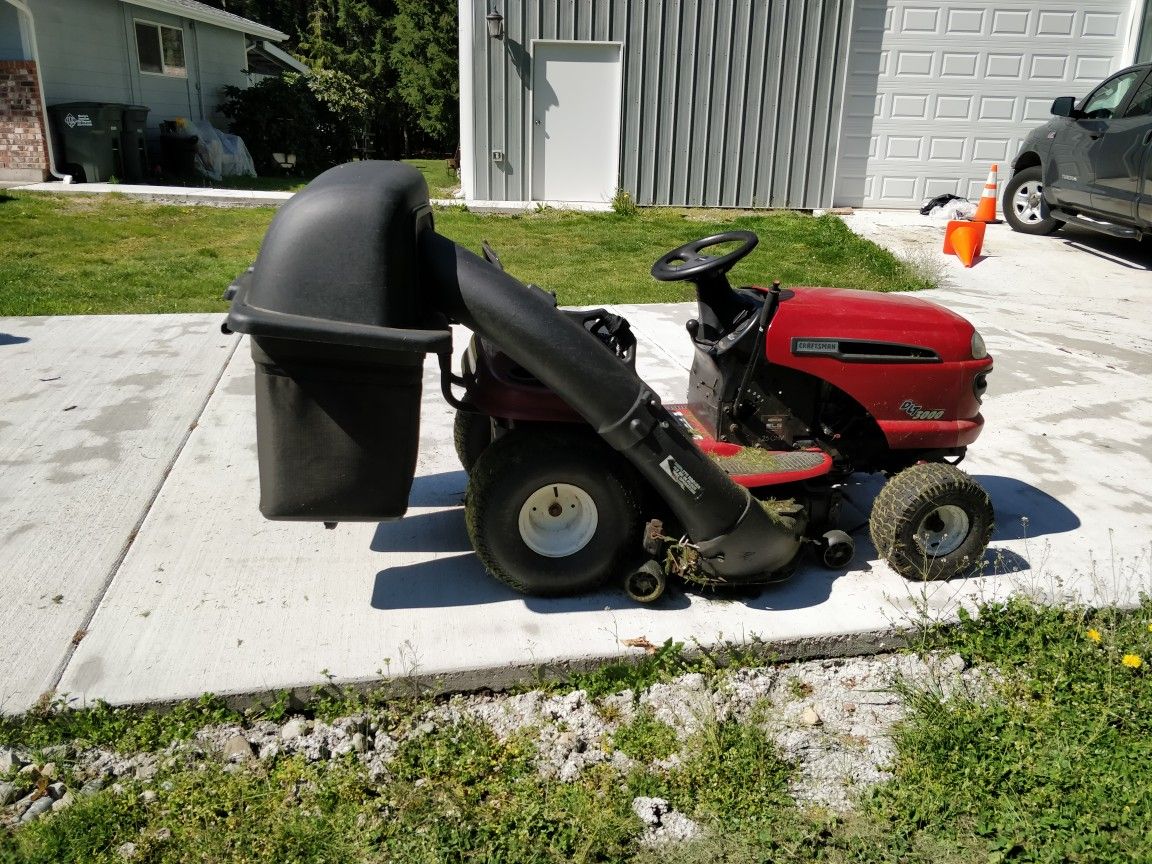 DLT 3000 Craftsman Lawn Tractor / Riding Lawnmower. for Sale in Auburn