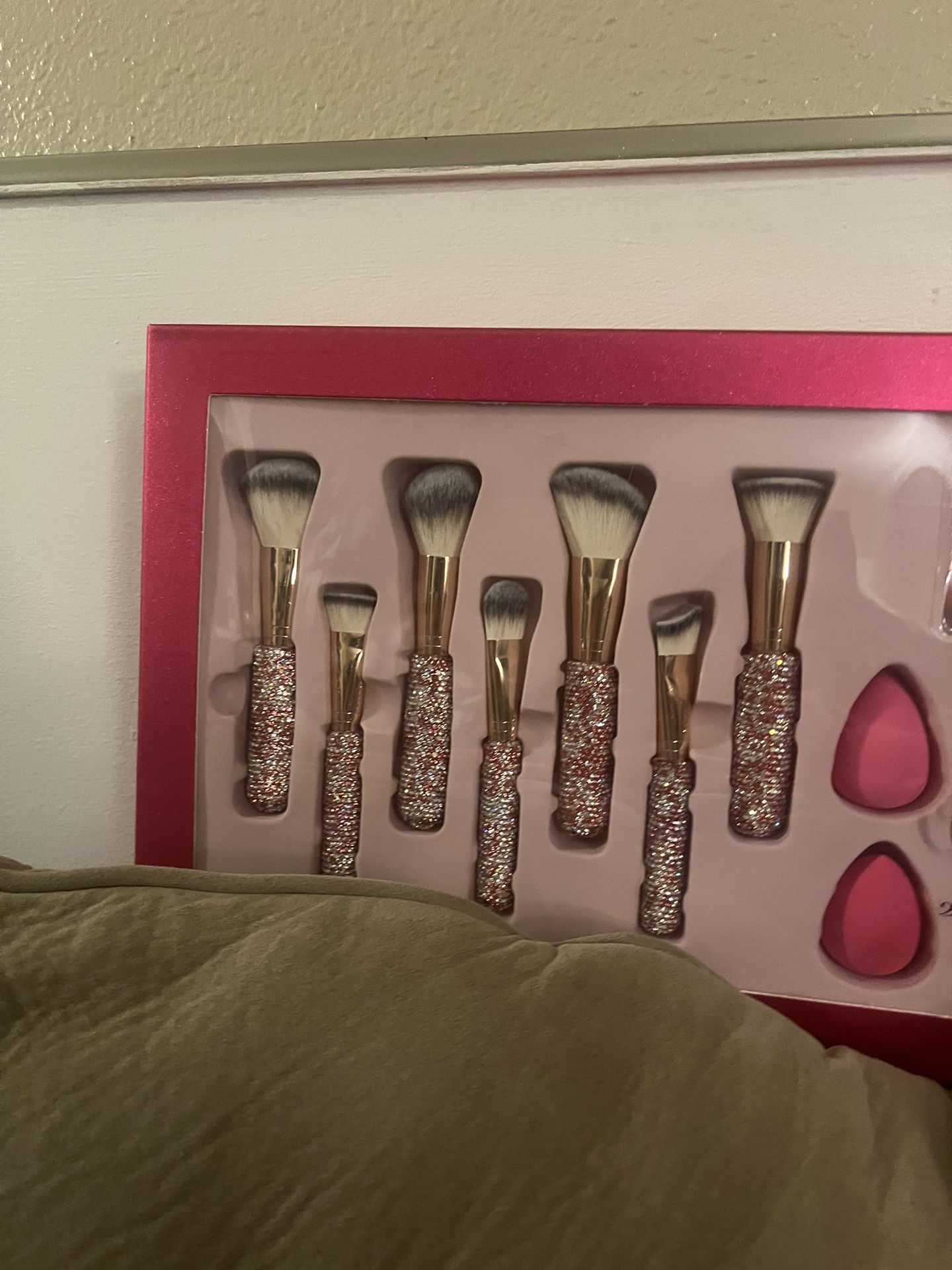 Heartstopper Limited Edition 28 Piece Make Up Brush Piece Set Glitz And Glam 