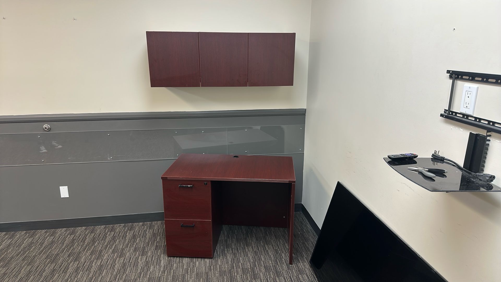 Desk And Overhead Storage 