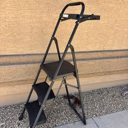 3-step ladder with tray 