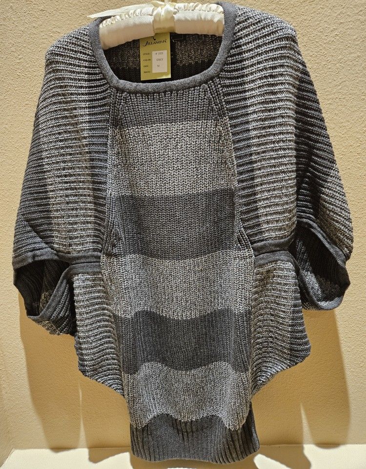 NEW! Jillanova grey and dark gray wool-blend short-sleeved sweater. Size M
