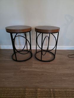 Set of 2 side tables
