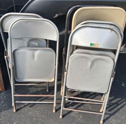 6 metal folding chairs. 30x18 wolf picture