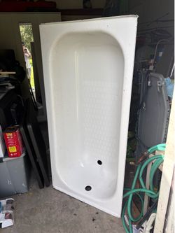 Bathroom tub