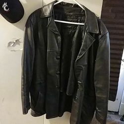 Large 3/4 " trench black leather, great condition! Looks NEW!!