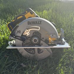 Dewalt CIRCULAR SAW - 20 VOLT XR 7-1/4 