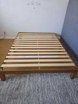 Queen bedframe