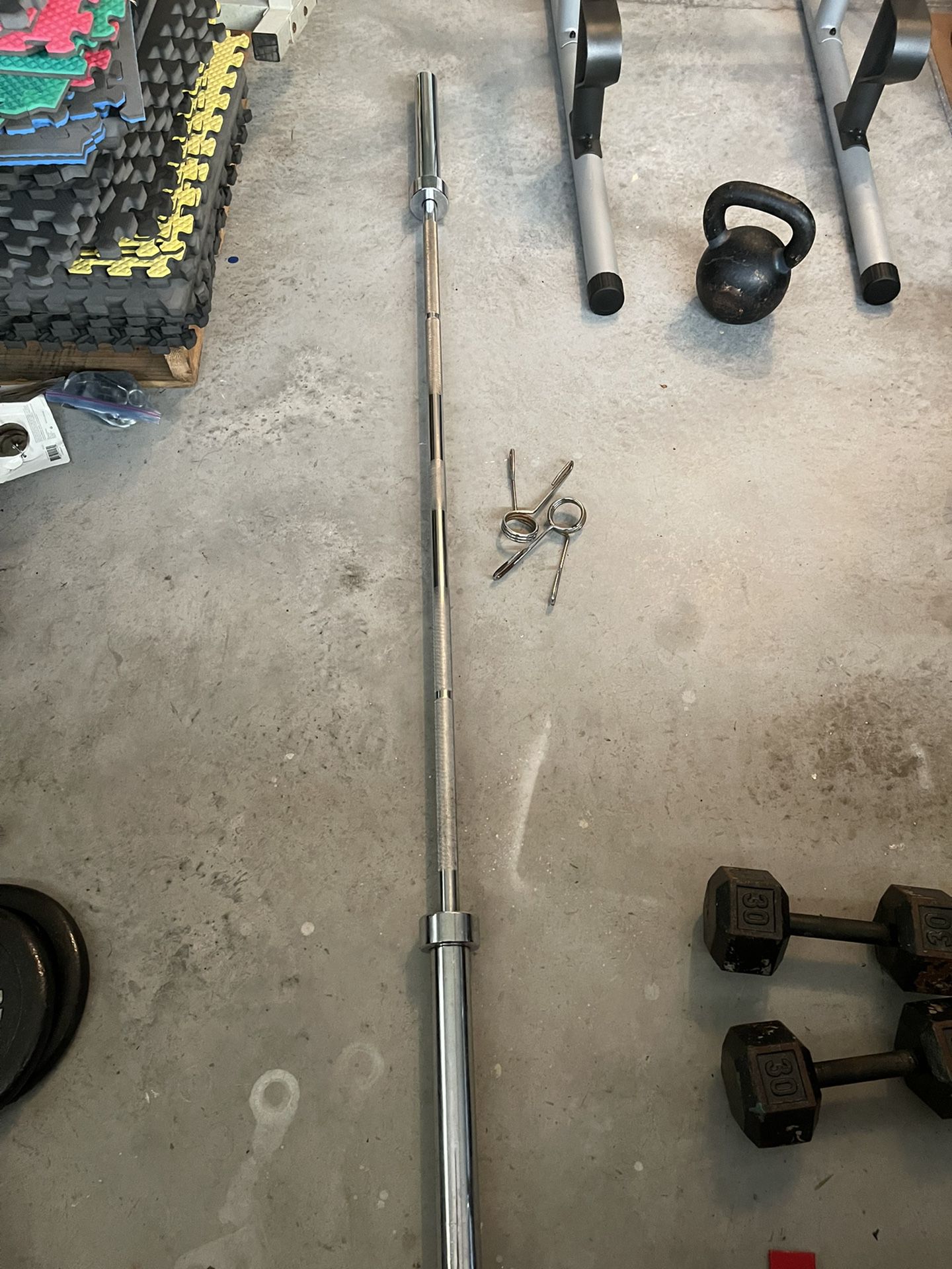 OLYMPIC BARBELL IN LIKE NEW CONDITION ‼️‼️