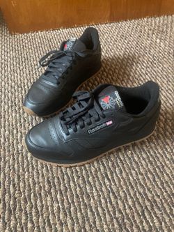 Men’s Reebok classics size 10.5 with gum bottoms