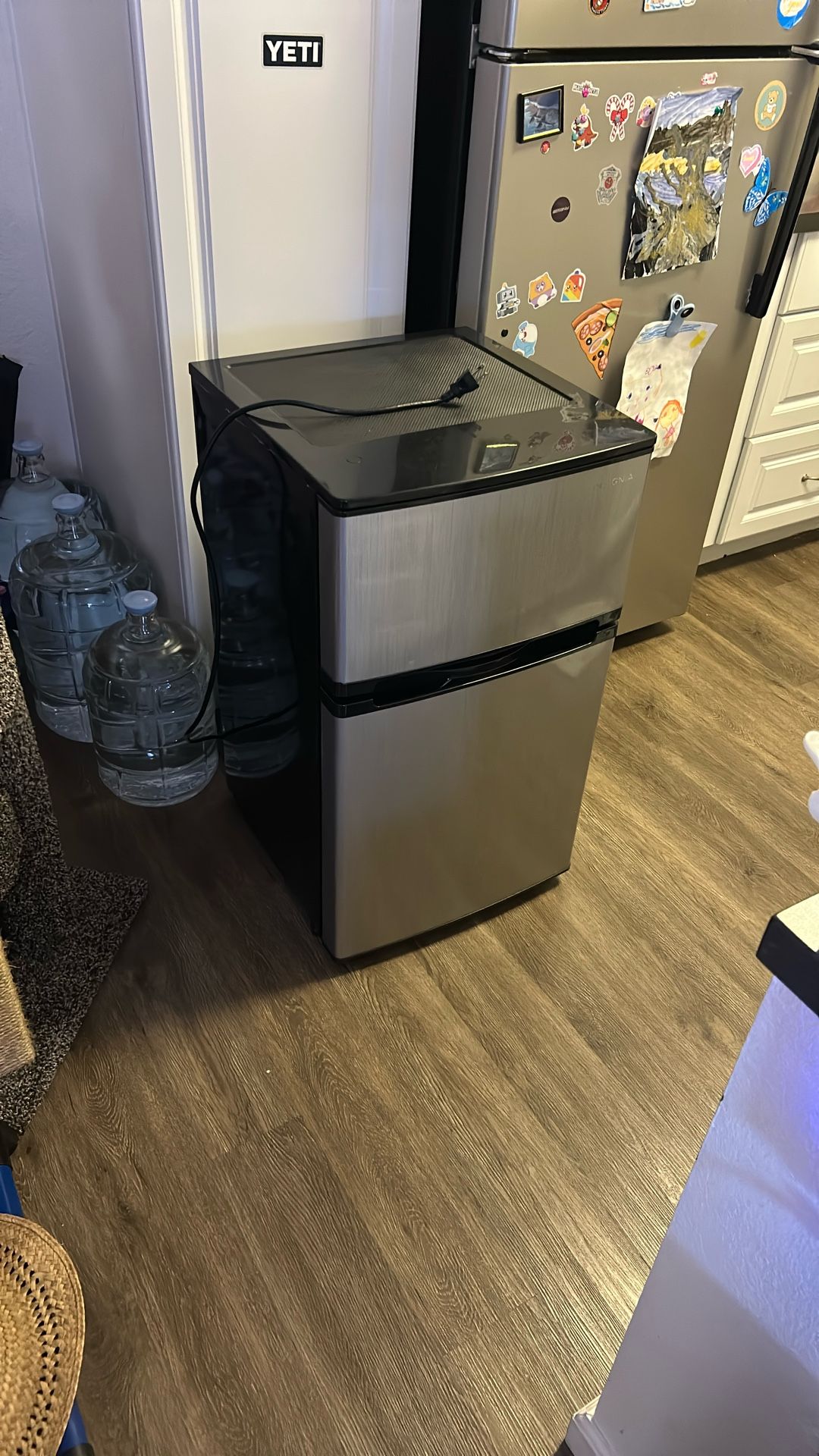 Insignia Mini Fridge w/freezer