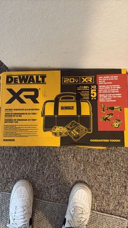 Dewalt battery kit with bag,charger and 5ah battery