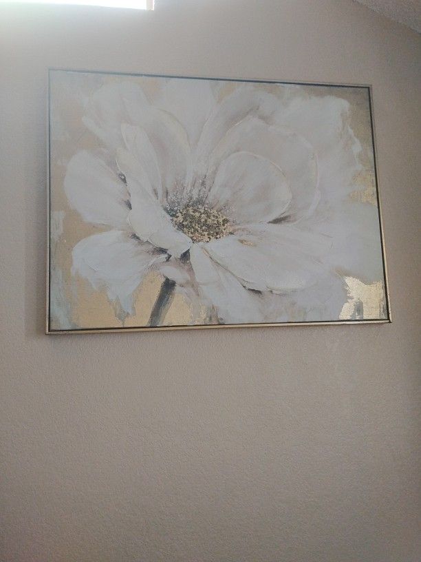 White And Gold Flower Picture
