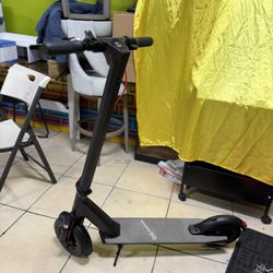 QINGOR FOLDABLE ELECTRIC SCOOTER 350W POWER-SPEED 19MPH-RANGE 25MILES-10IN. SOLID TIRES FRINT SUSPENSION. BLUETOTH 