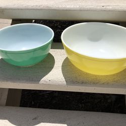 Vintage pyrex bowls 