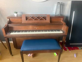 Piano wth bench