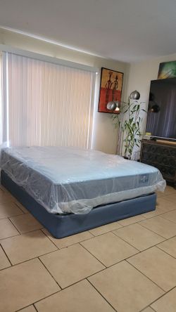NEW QUEEN SIZE SERTA DOBLE SIDED MATTRESS AND BOXSPRING FOR SALE! IN EXCELLENT CONDITION, FREE DELIVERY