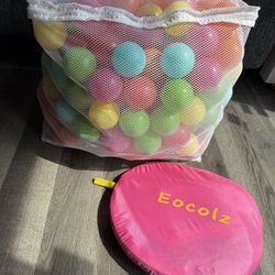 Child play bin with balls