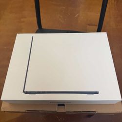 MacBook Air  M4 8gb 512 Still In Box Sealed 