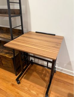 Adjustable standing + sitting desk