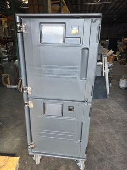 Cambro PCUHP615 2-Compartment Heated Holding Cabinet, Gray Polyethylene, 32 GN 1/1 Capacity, Top-Heated, 66"H
100-120 Volts / NSF Certified