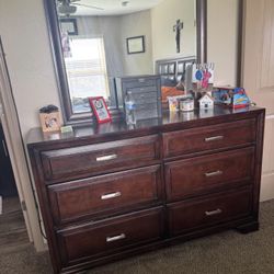 Dresser With Mirror