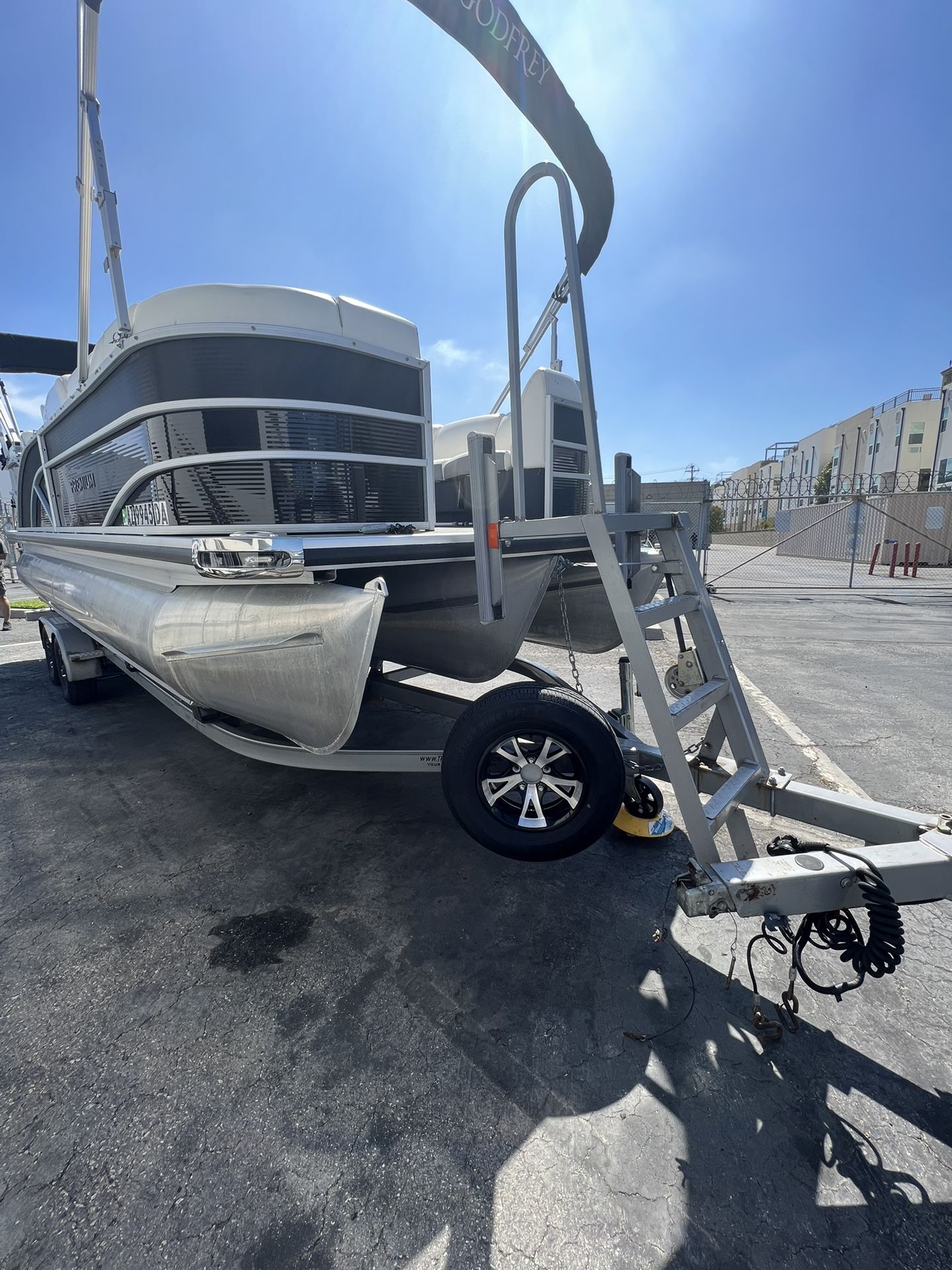 2019 Tritoon Godfrey Premier