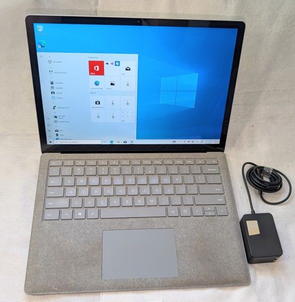 Nice Silver MICROSOFT SURFACE LAPTOP WINDOWS 10 TOUCHSCREEN 128GB PENTIUM i5 - Queens Pick Up -