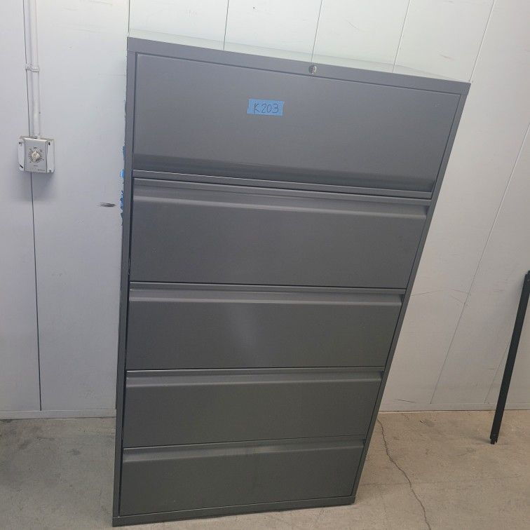 5drawers Metal File Cabinet With Key In Good Conditions