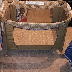 Corralito portátil BabySuite clásico de Evenflo tiene aparte para una cuna y bolsas para poner cosas del bebé