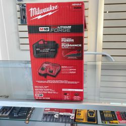 New Milwaukee M18 FORGE Red Lithium HD 12.0 Stater Kit W / Fast Charger 