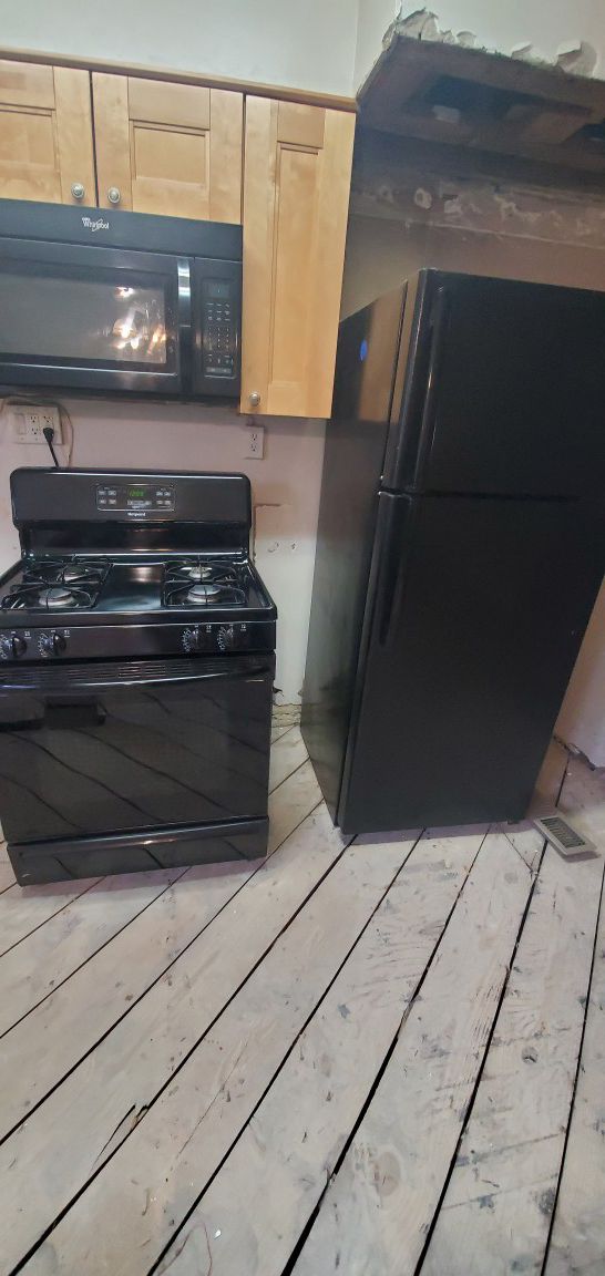 3 pieces microwave,gas stove and refrigerator