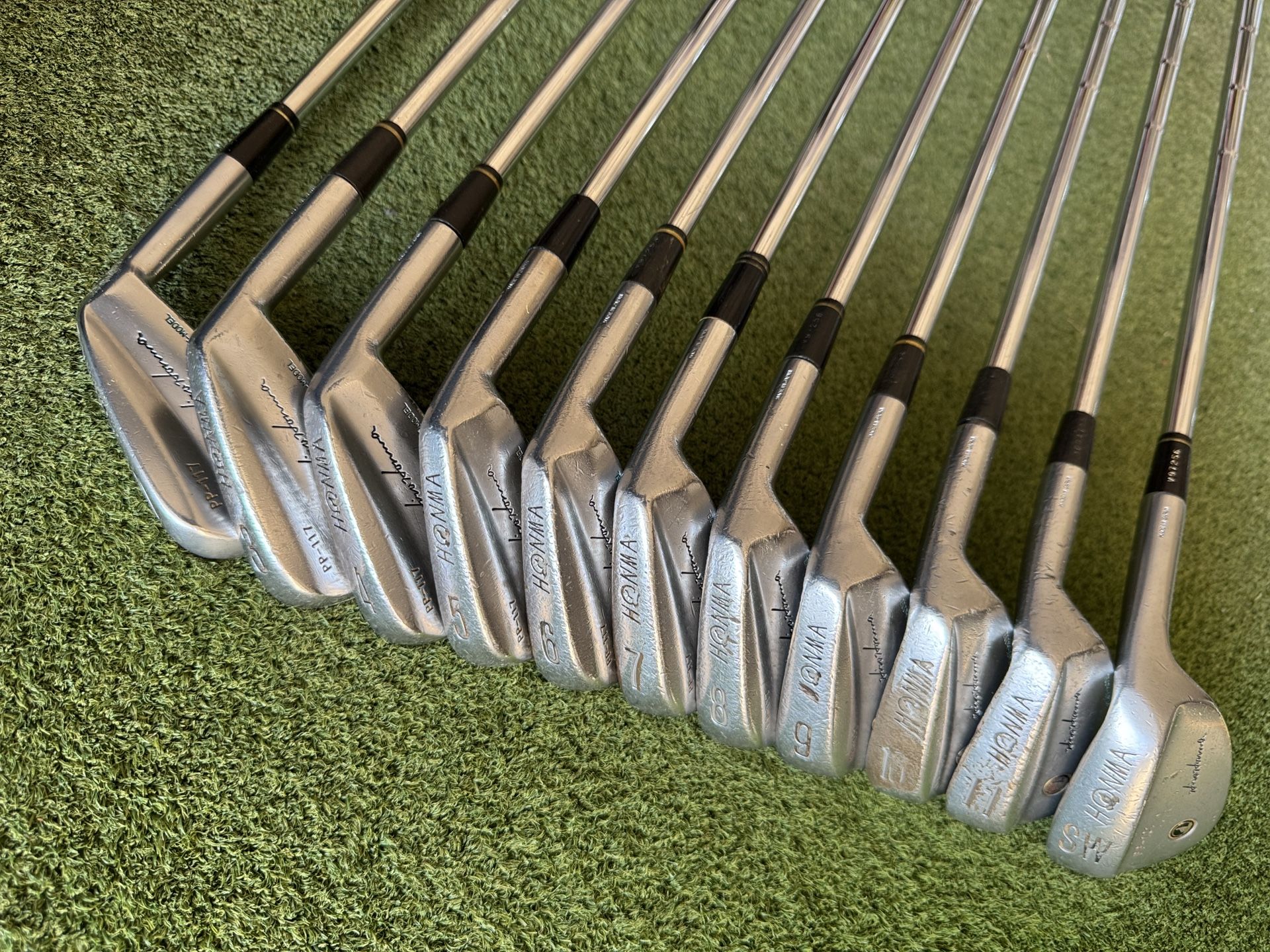 Honma Golf Iron Set 10 Pieces (2, 3, 4, 5, 6, 7, 8, 9, 10, 11) Plus Sw. Golf Club.