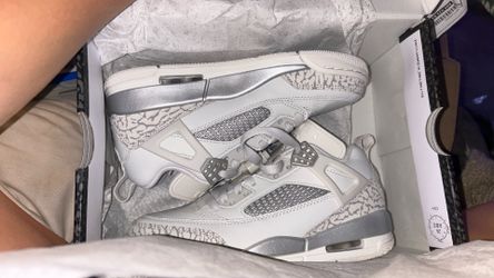 Woman’s size 5 jordan spizike low white
