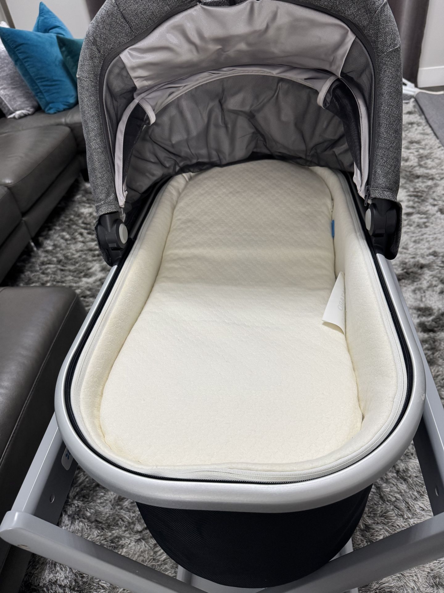 UPPAbaby Bassinet + Elevated Stand - Grey - Excellent Condition!