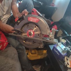New Milwaukee Circular Saw With Battery And Charger 