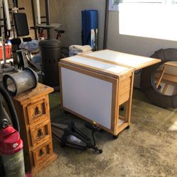 Adjustable table with storage in the middle