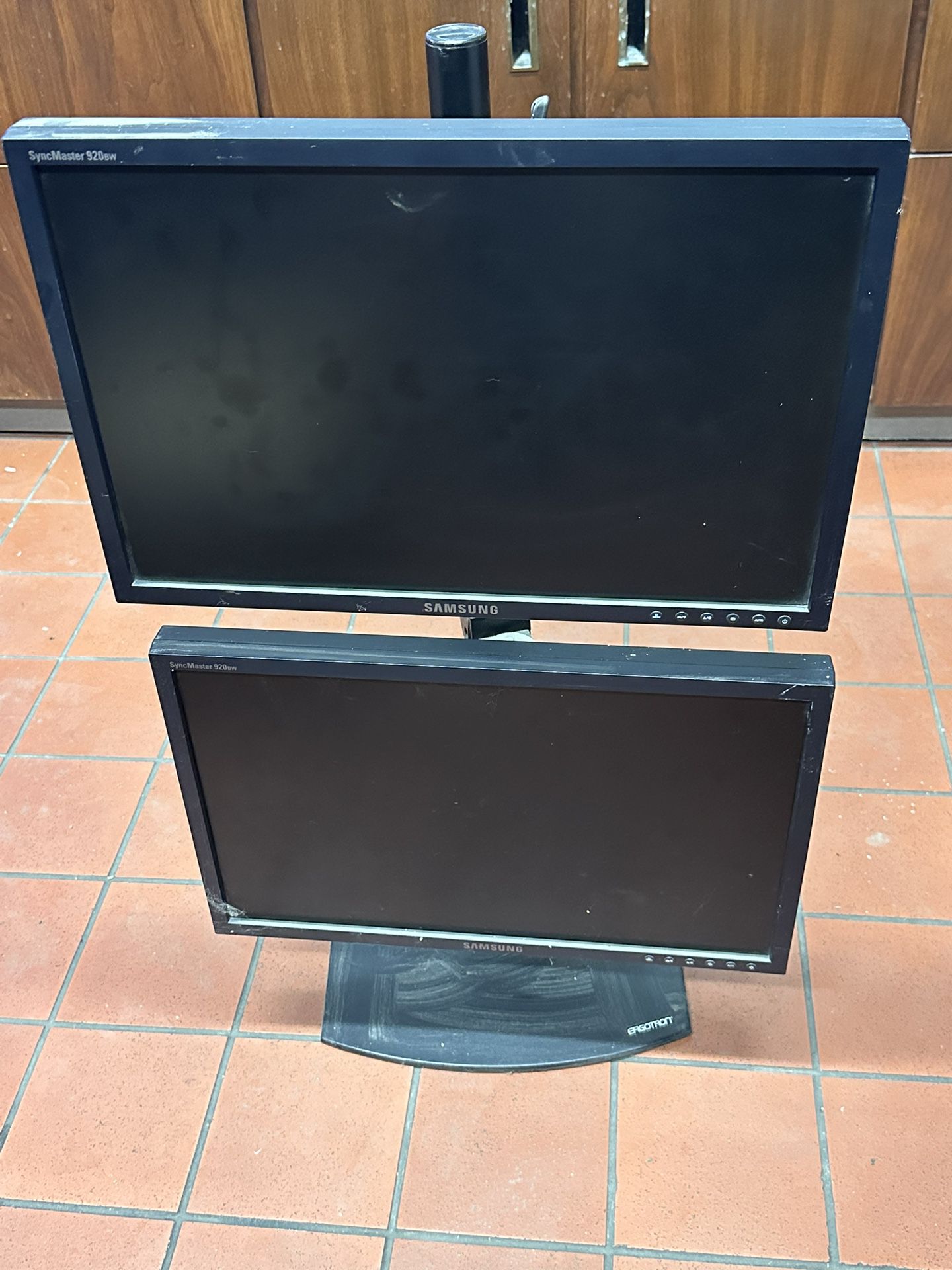 Ergotron Dual Monitor Stand With 2 Monitors 
