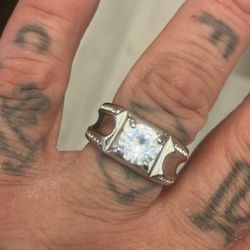 925. Silver men’s ring with sapphire and diamonds.