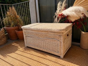 Vintage Boho White Wicker Storage Chest / Trunk – $40