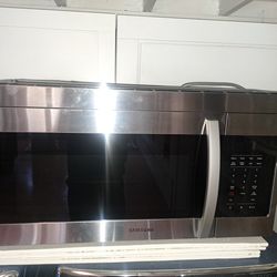 1 year old Samsung Over Range microwave no scratches or dent and never used