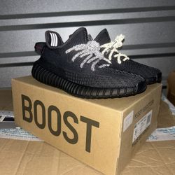 Yeezy 350 Black size 5.5