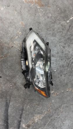 2017-2019 Nissan rogue left headlight
