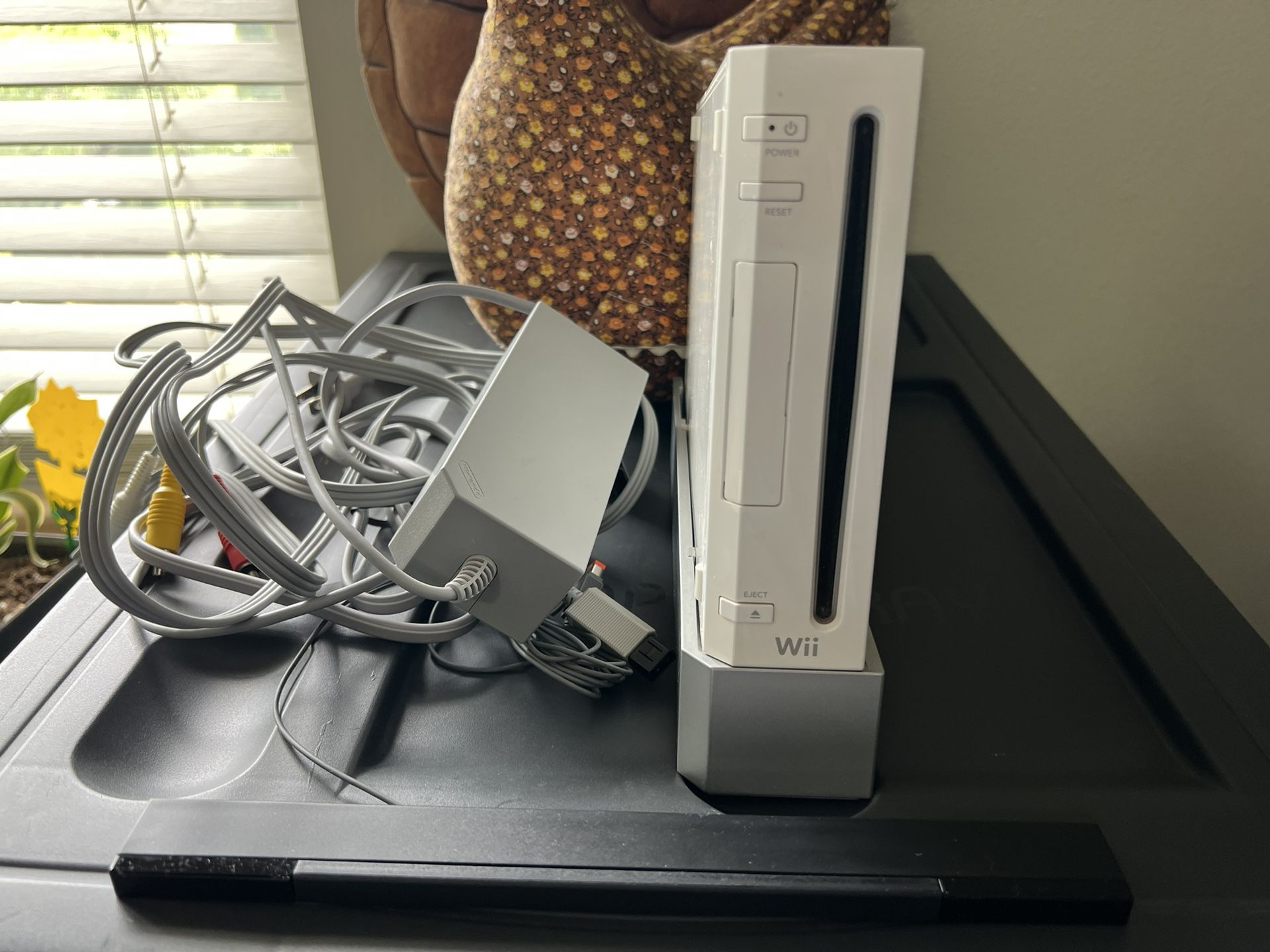 Nintendo Wii - Mario Kart Bundle & 4 Controllers+