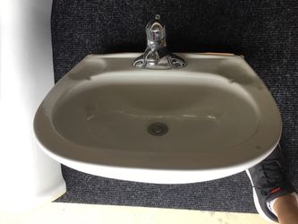 Like new Pedestal Bathroom sink