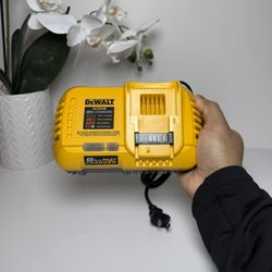 Dewalt Fast Charger 8-Amps