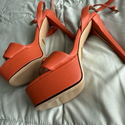 I bought my girlfriend shoes, but she doesn’t like the color. They’re original.