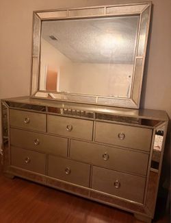 Used 8-drawer dresser with mirror 💛