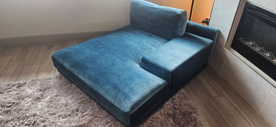 Blue Velvet Chaise Lounge (Feet Included)